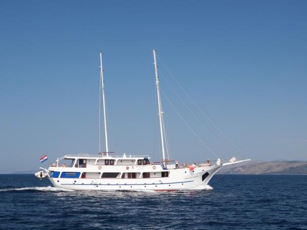 Island hopping cruise in Northern Croatia