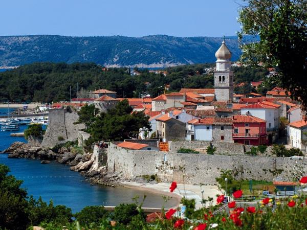 Island hopping cruise in Northern Croatia