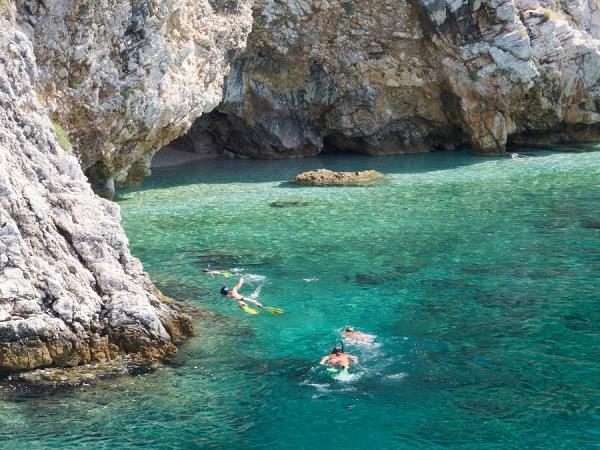 Island hopping cruise in Northern Croatia