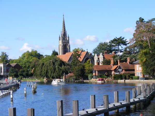 Thames Path walking holiday, Cotswolds to London