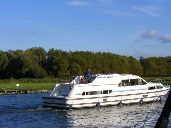 Thames Path walking holiday, Cotswolds to London