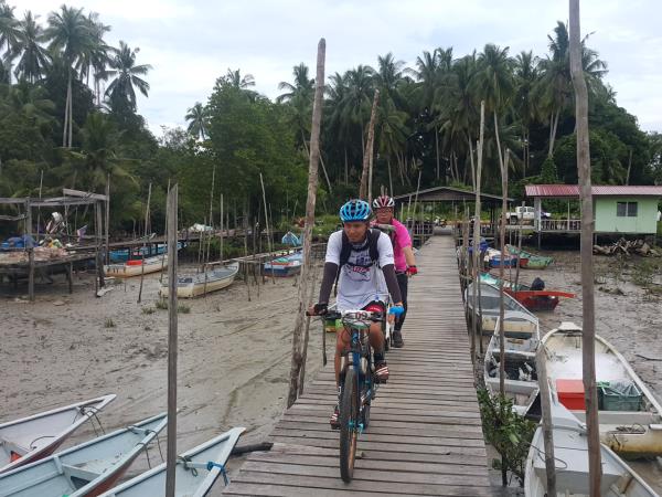 Borneo wildlife cycling holiday