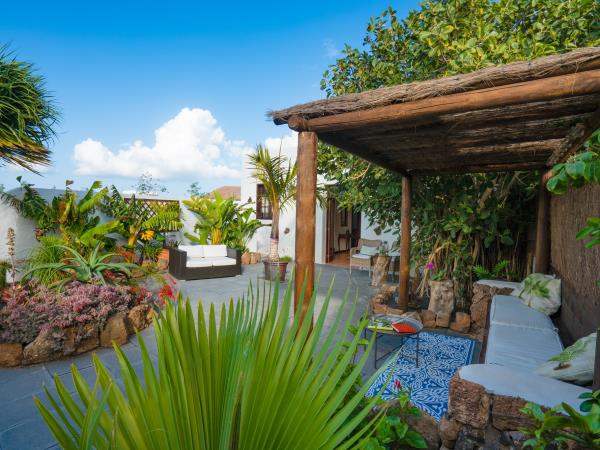 Lanzarote garden apartment, self catering for 2