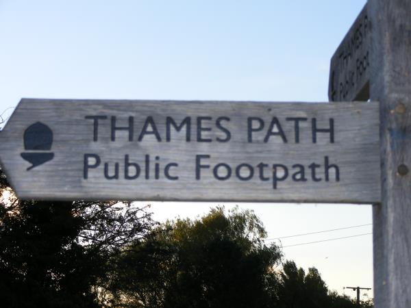 Thames Path walking holiday, England