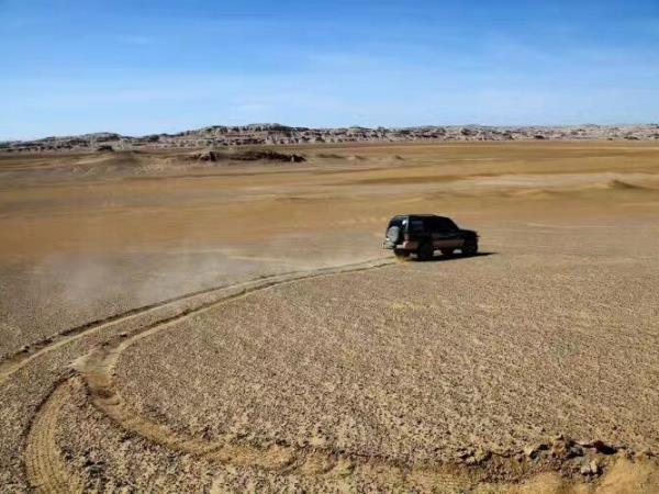 Badain Jaran Desert trekking tour, China