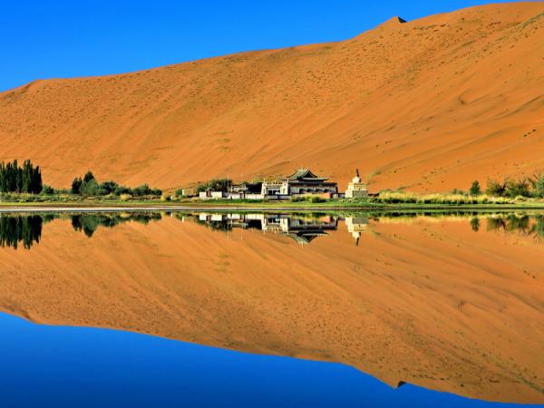 Badain Jaran Desert trekking tour, China