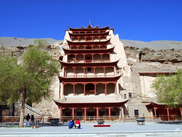 Badain Jaran Desert trekking tour, China