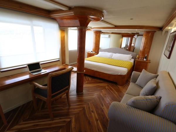 Galapagos wildlife cruise
