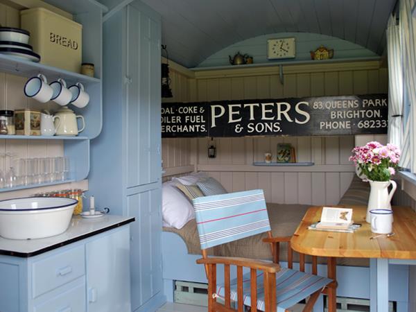 South Downs shepherds hut, sleeps 3, England
