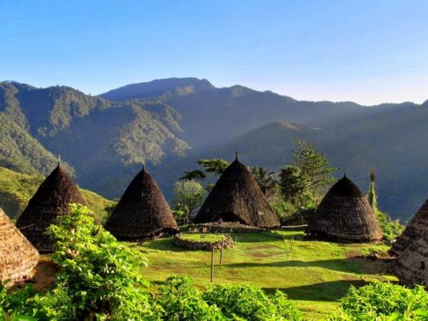 Dive in Komodo and Flores Land Adventure