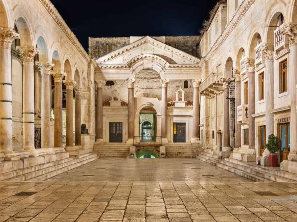 Island hopping luxury holiday in Croatia