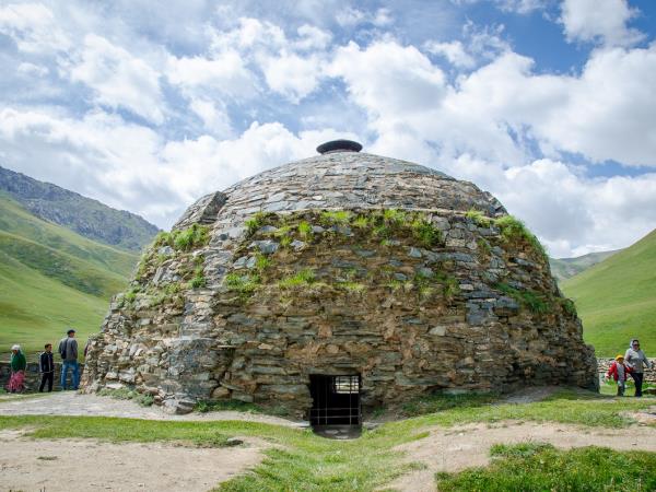 Kyrgyzstan tour, mountains, lakes and nomads
