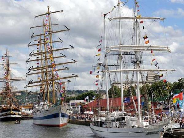 Tall ship sailing holiday in Spanish