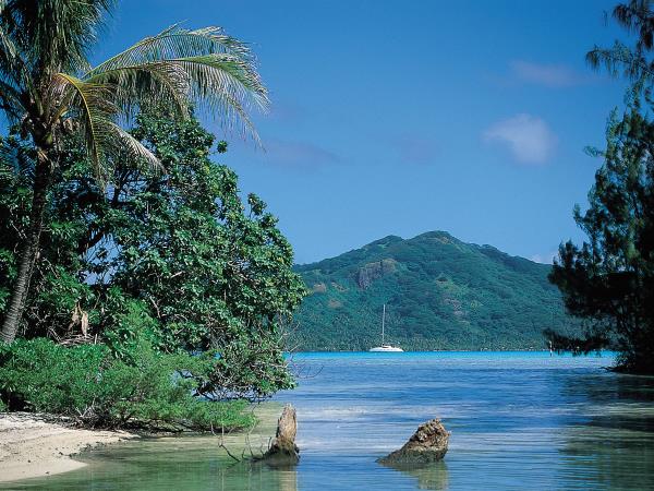 Bareboat sailing holiday in French Polynesia