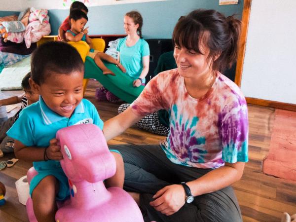 Nepal teacher volunteering