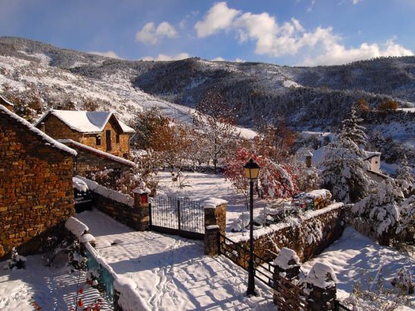Guided snowshoeing holiday in the Pyrenees