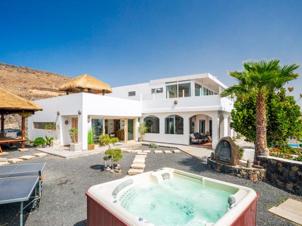 Lanzarote luxury villa & yurts, 10 rooms