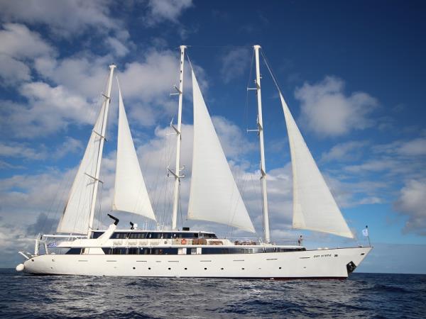 Island hopping cruise in Greece