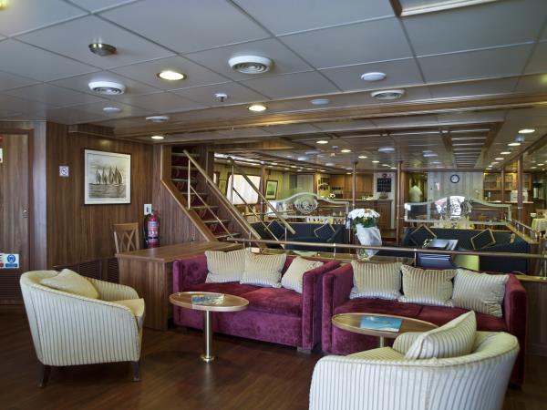 Island hopping cruise in Greece