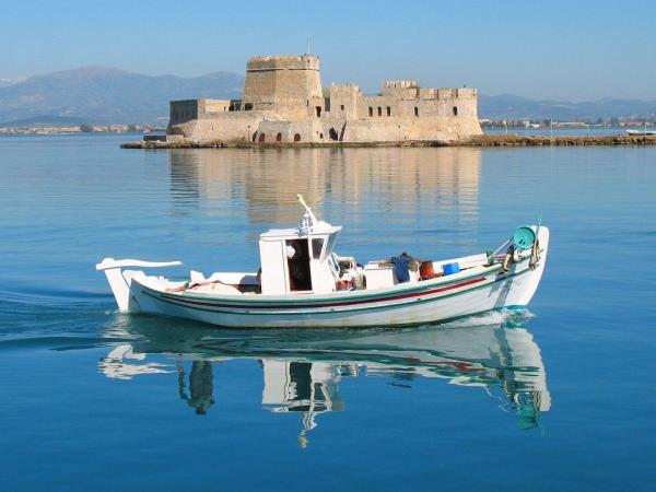 Island hopping cruise in Greece