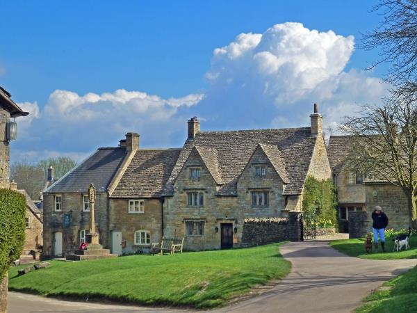 Cotswolds walking holiday in England