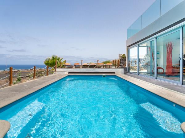 Lanzarote luxury villa with pool, sleeps 12