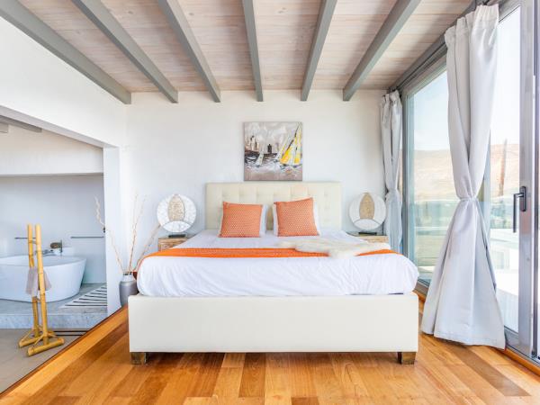 Lanzarote luxury villa with pool, sleeps 12