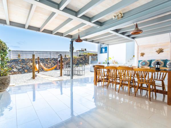 Lanzarote luxury villa with pool, sleeps 12