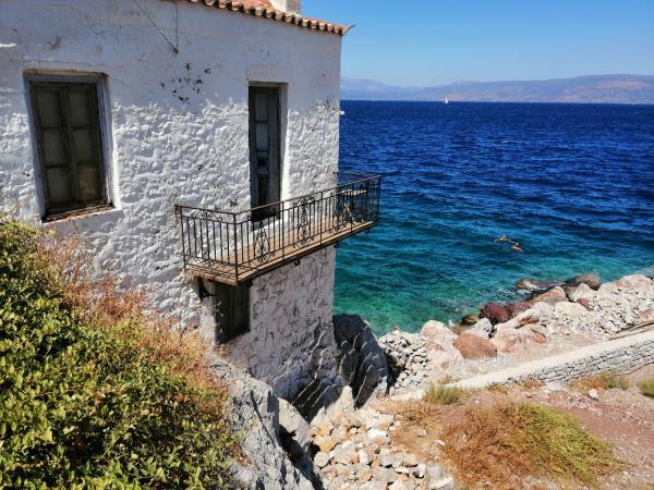 Small group sailing in Saronic Greek Islands