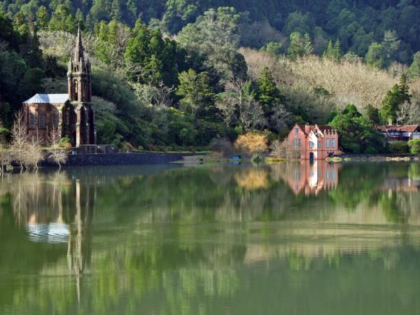 Hiking holiday in the Azores with thermal hotsprings