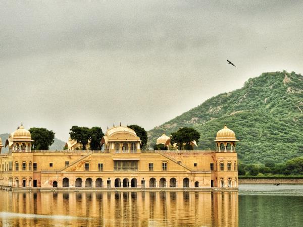 India Golden Triangle tour with Lucknow & Holy Ganges