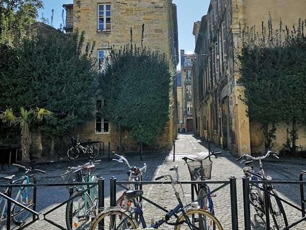 Bordeaux cycling holidays, city & vineyards