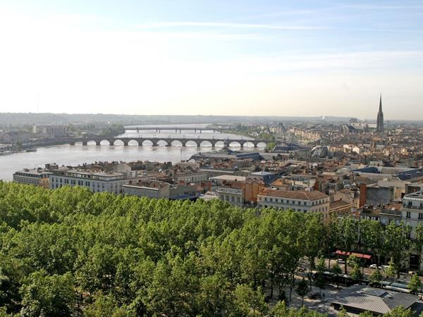 Bordeaux cycling holidays, city & vineyards