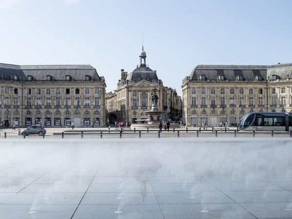Bordeaux cycling holidays, city & vineyards