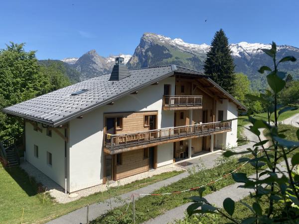 Alternative family winter holiday in Sameons, France