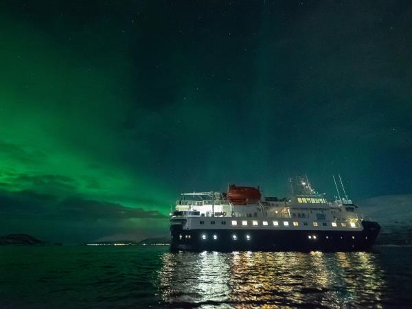 Northern Lights, whale watching cruise & husky safari