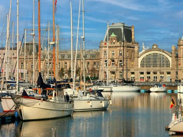 Amsterdam to London sailing holiday