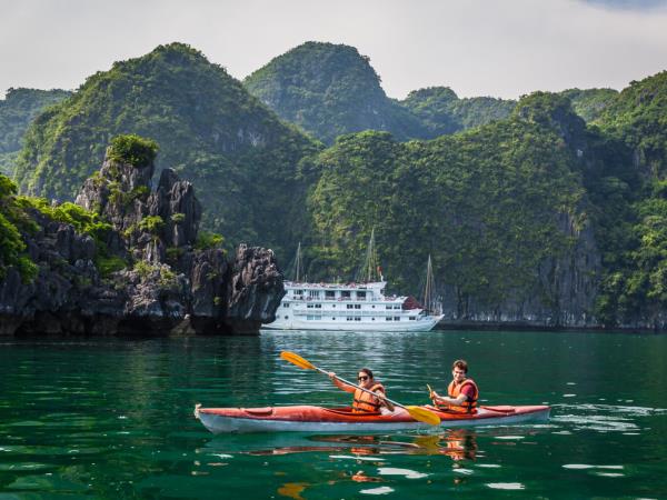 Vietnam community tour with volunteering