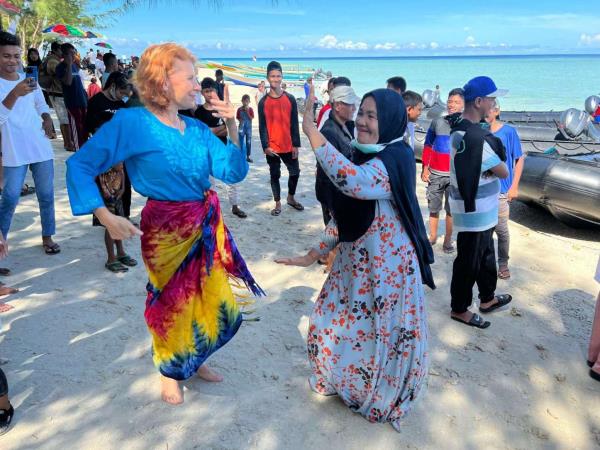 Indonesia island hopping cruise
