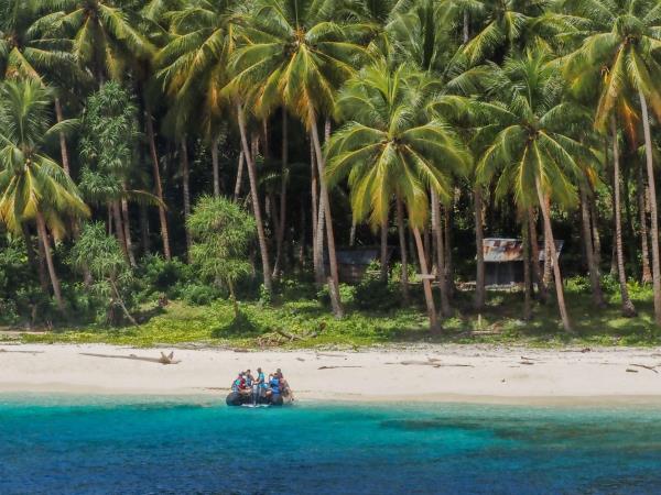 Indonesia island hopping cruise