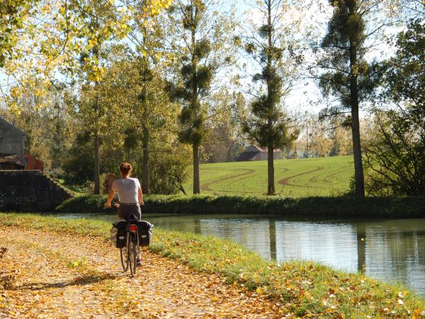 Cycle the Burgundy canal, France