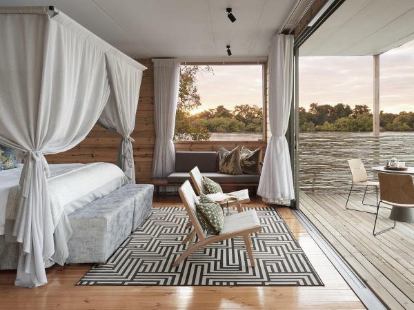Zimbabwe canoe safari 