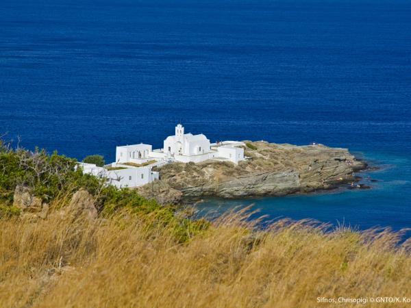 Cyclades Islands holiday, off the beaten track in Greece