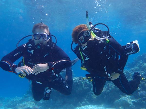 Family learn to scuba dive holidays