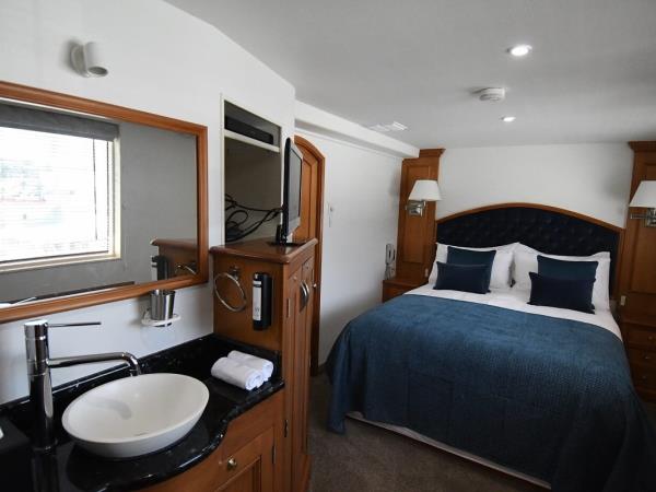 New Zealand Fiordland small ship cruise