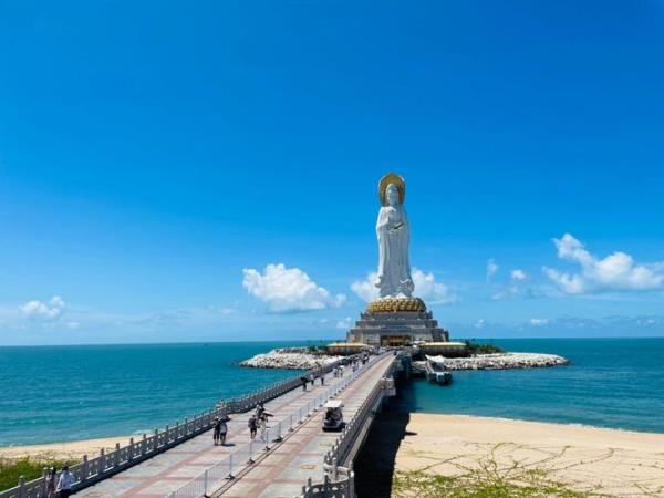 Hainan cycling and hiking tour in China