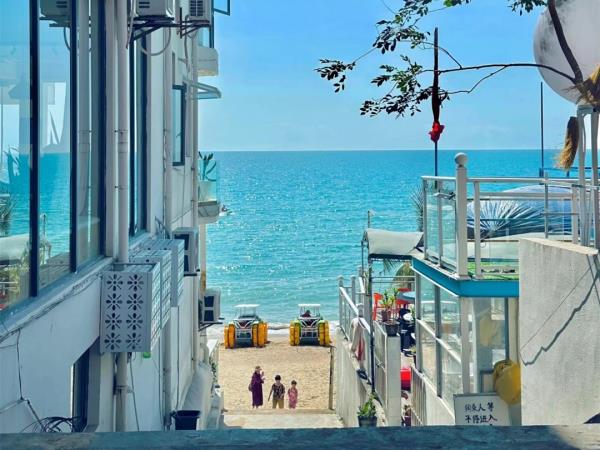 Hainan cycling and hiking tour in China