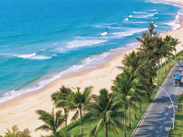 Hainan cycling and hiking tour in China