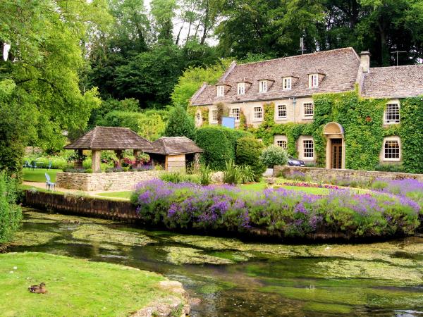 Cycling tour of the Cotswolds, England
