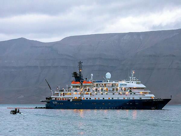 Greenland sailing cruise and northern lights